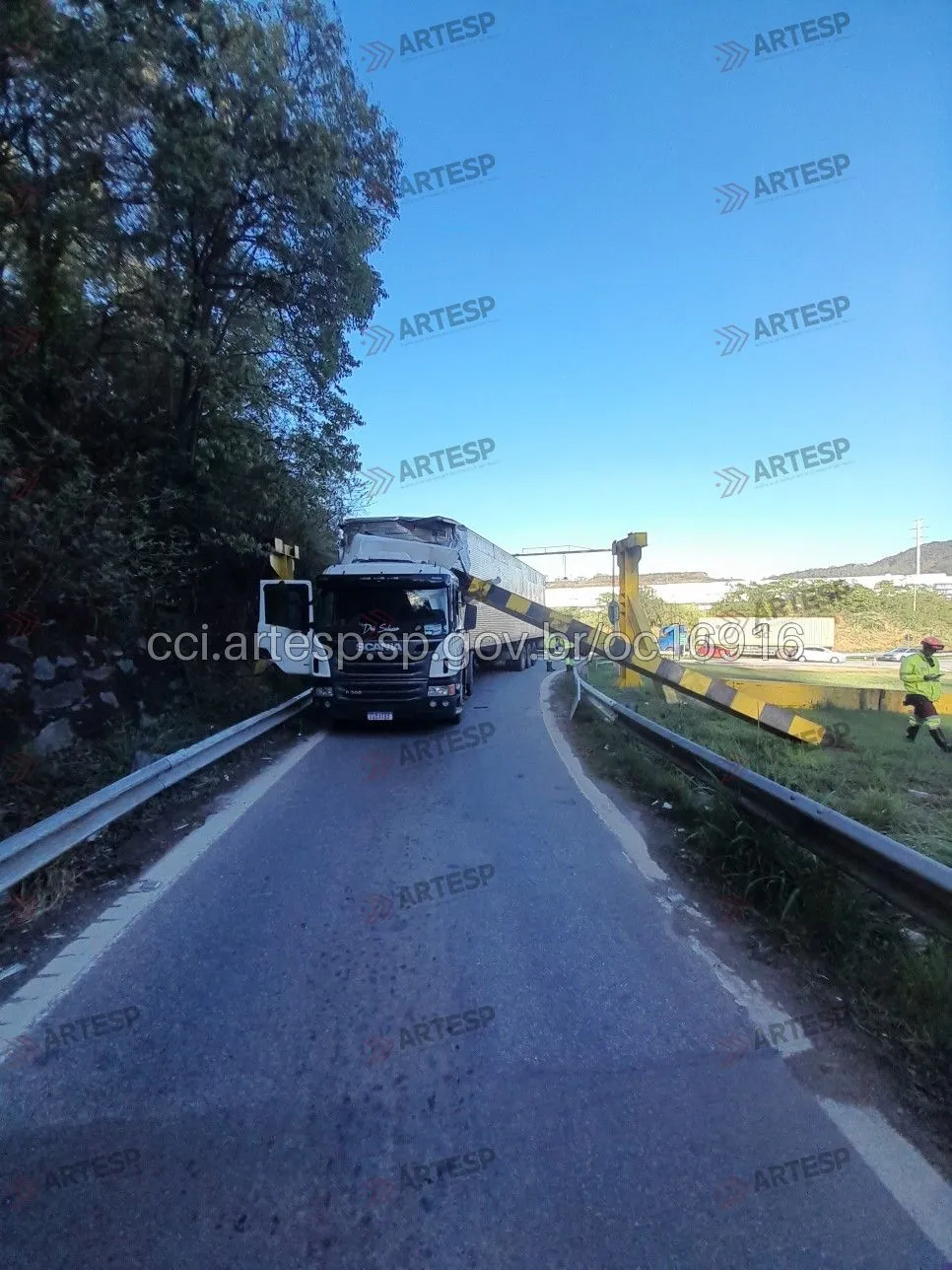 Carreta Scania P360 rodovia anhanguera