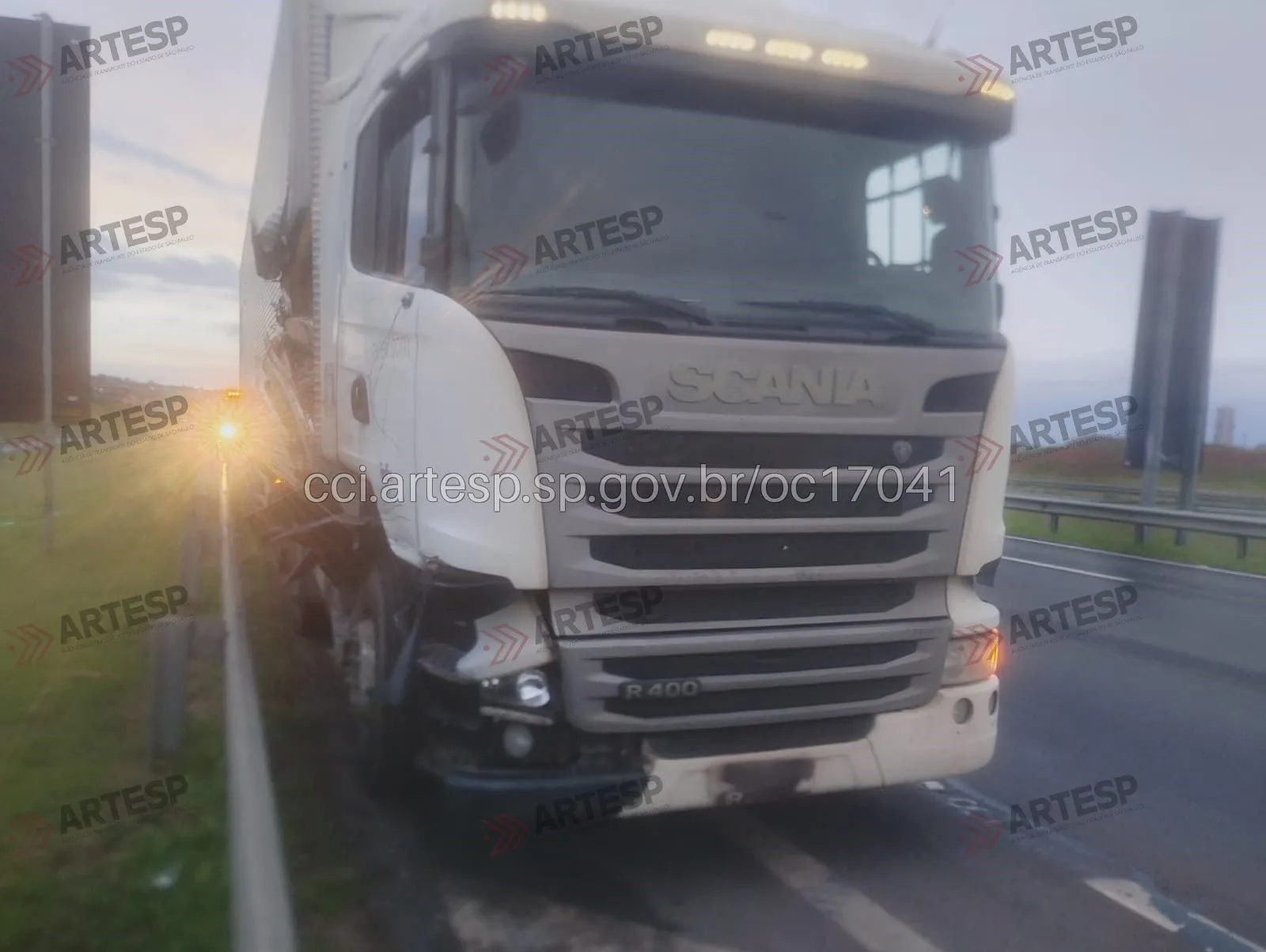 Carreta Scania R400 rodovia dom pedro I