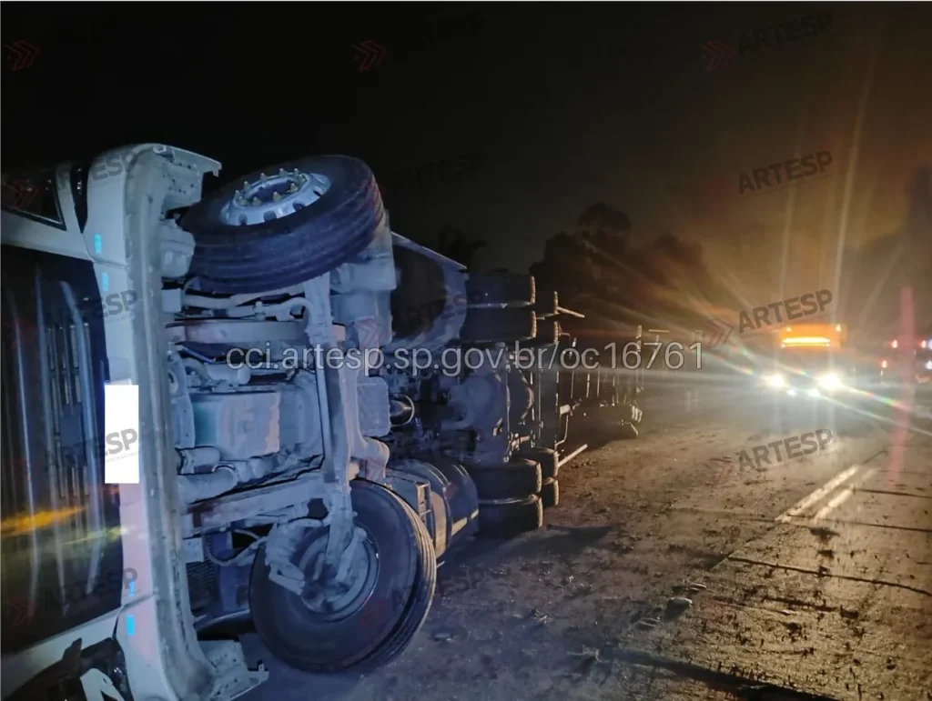 Carreta Volvo FH 540 no rodoanel serra