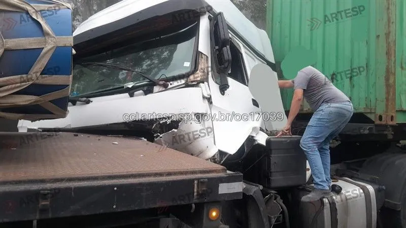 Carretas Volvo e Sinotruck rodovia Anchieta