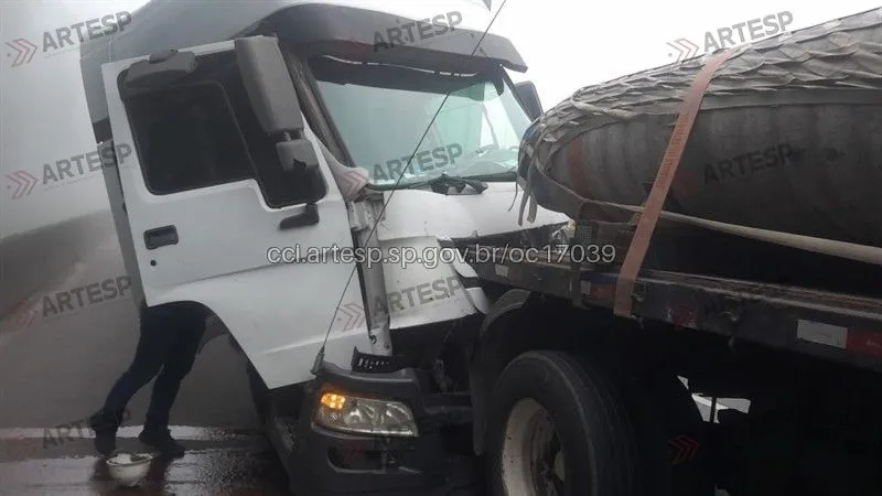 Carretas Volvo e Sinotruck rodovia Anchieta