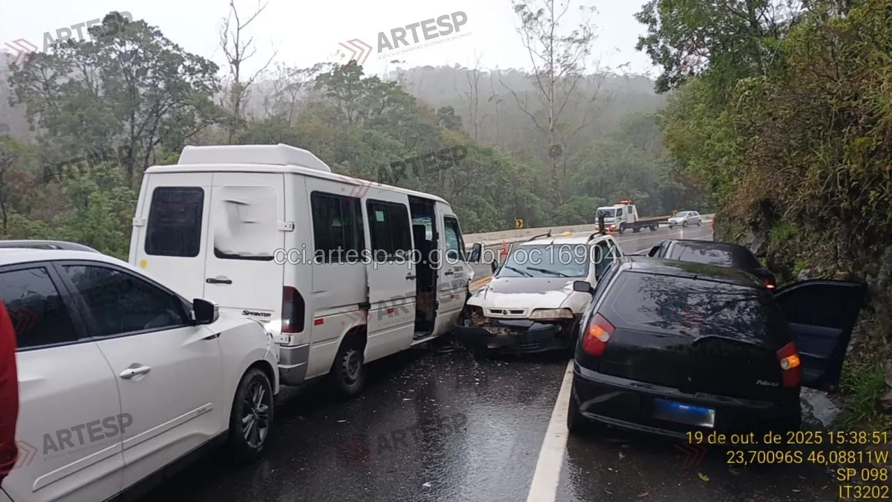 Fiat Palio, Hyundai Ix 35, Fiat Strada e van rodovia mogi-bertioga
