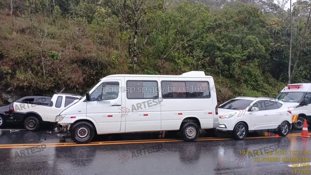 Fiat Siena, Hyundai Ix35, Fiat Strada e van rodovia mogi-bertioga
