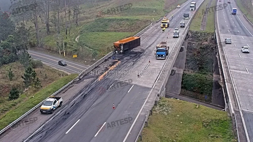 Imagem do local Carreta FH 460 rodoanel ribeirão Pires fogo