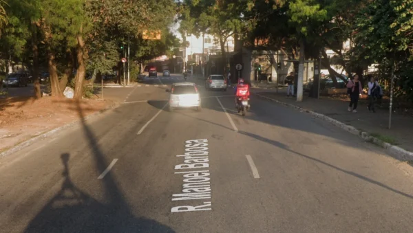 Carreta derruba poste em Pirituba e causa bloqueio parcial