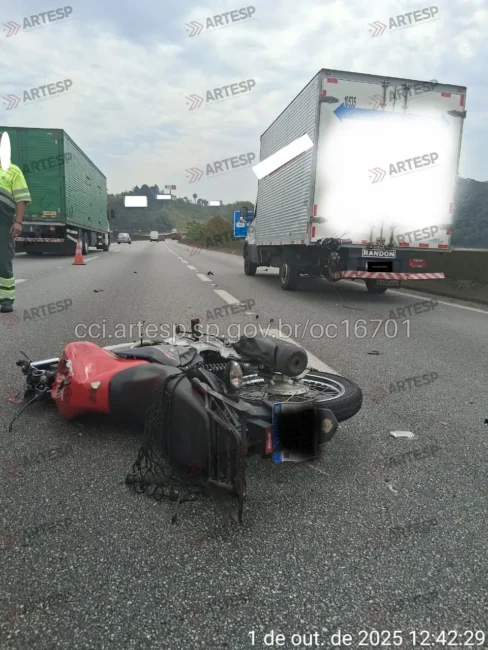 Utilitário Iveco Daily e moto Honda CG 160 rodovia anchieta