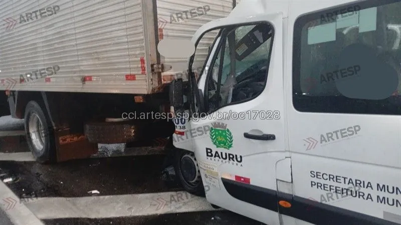 Van Master e caminhão VW 13.180 rodovia