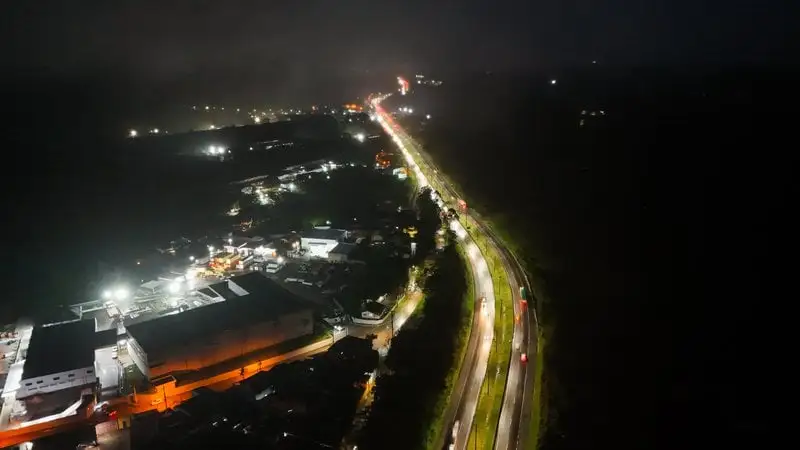 iluminação entre Itapecerica da Serra e Juquitiba rodovia régis Bittencourt