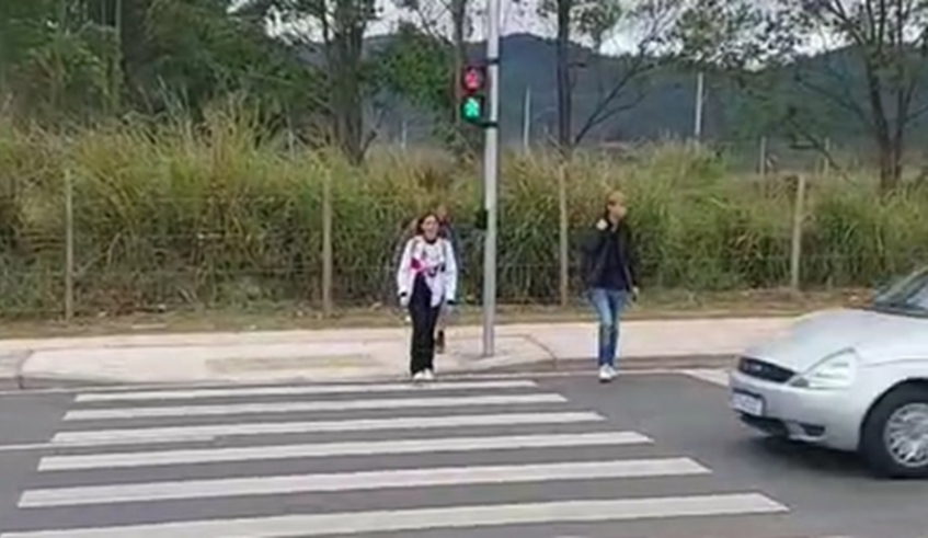 novos semáforos e faixas de pedestres