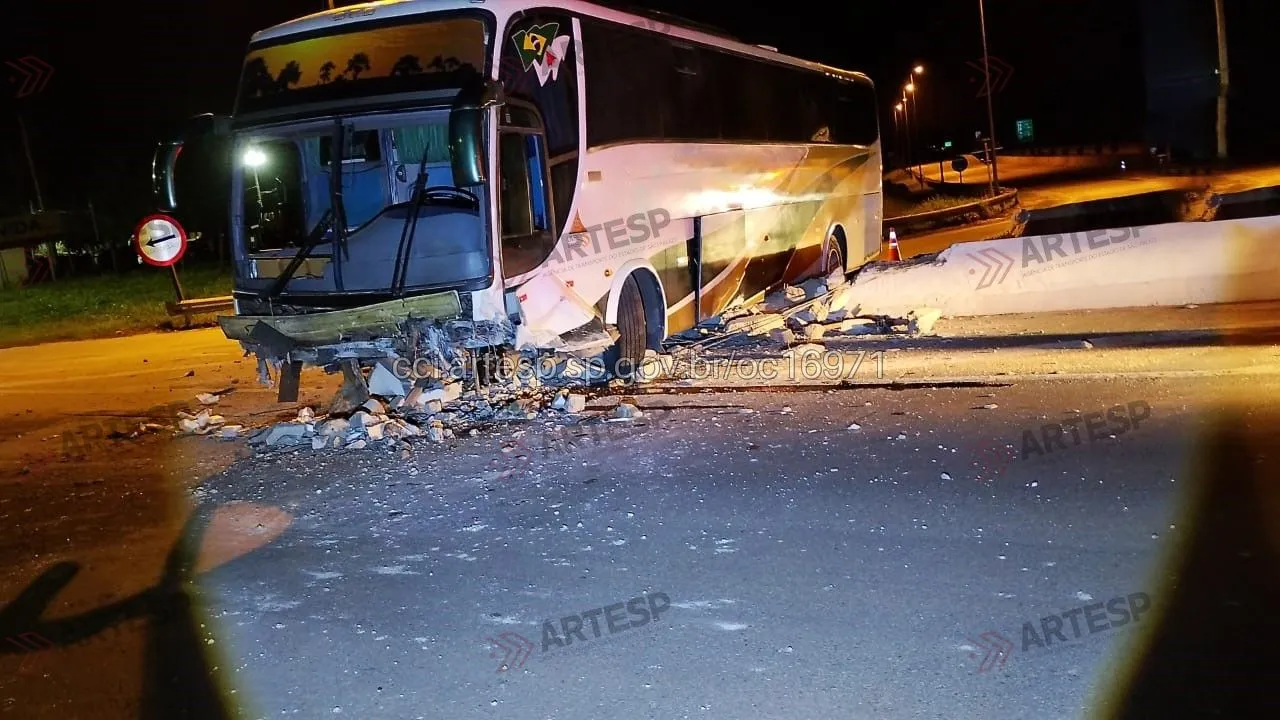 Ônibus colide com barreira de concreto na SPI 084/066
