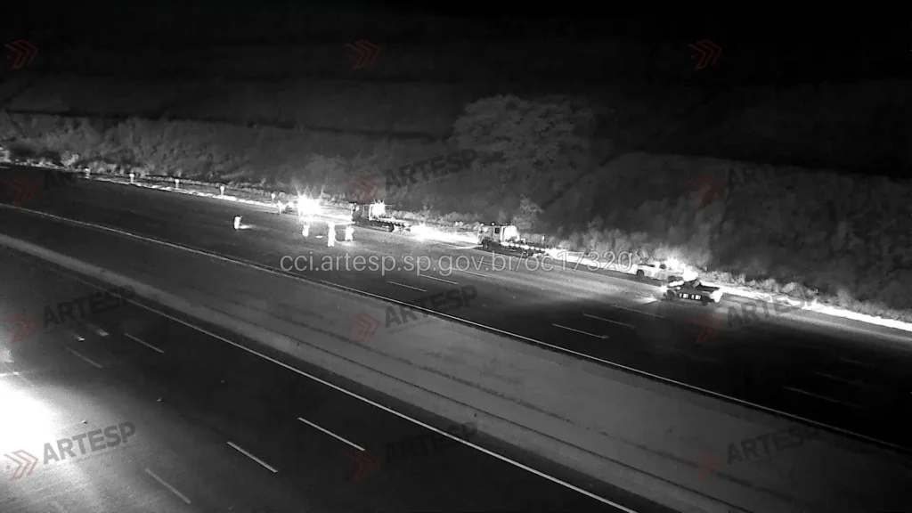 Equipe da concessionária realizando a limpeza da rodovia dos Bandeirantes