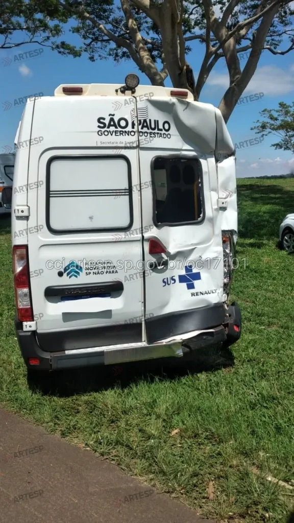 Ambulância Renault Master na SP-255 Dourado