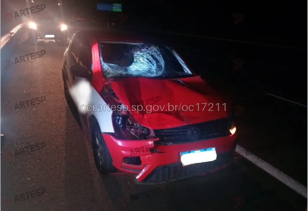 Automóvel Gol no km 125,3 do Rodoanel em Itaquaquecetuba