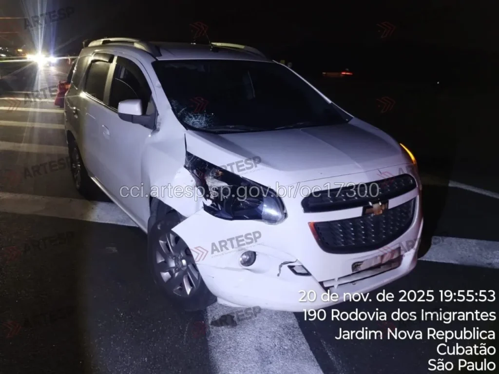 Automóvel Spin no km 61 em Cubatão rodovia dos Imigrantes