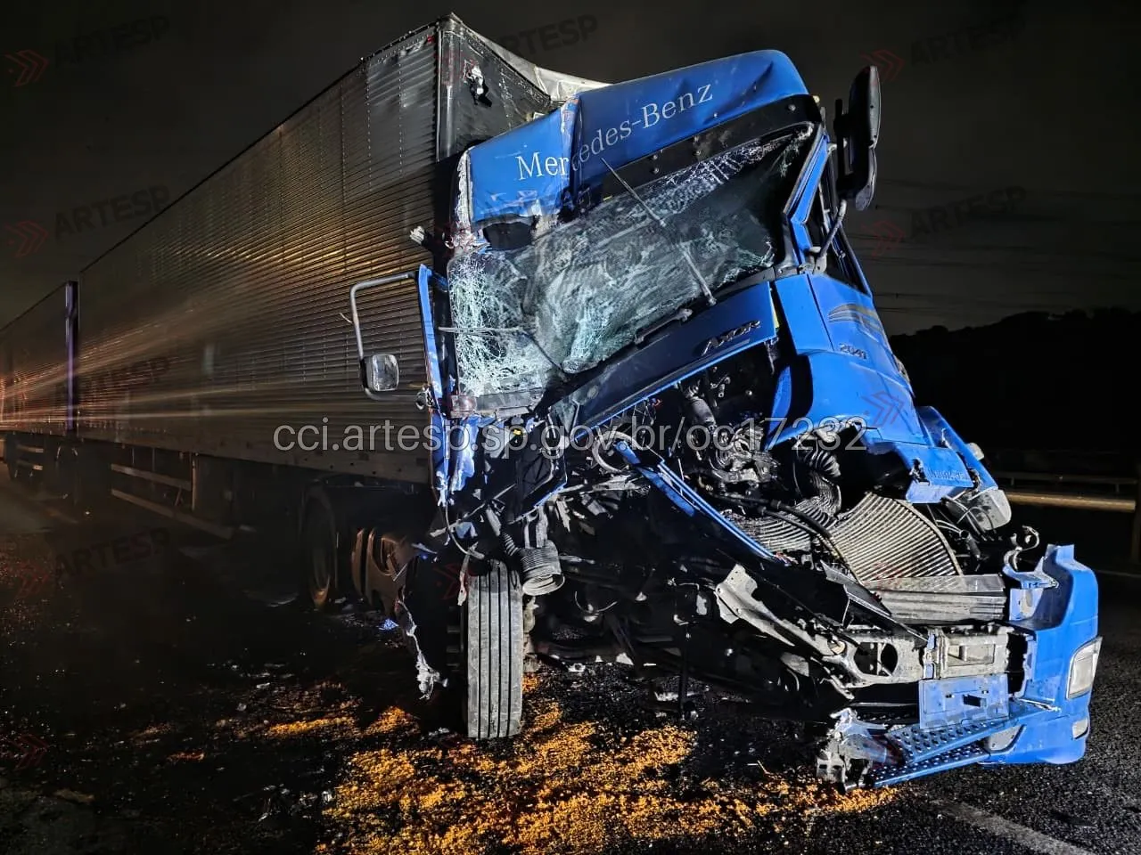 Bitrem Mercedes-Benz no km 53,6 do Rodoanel em SP