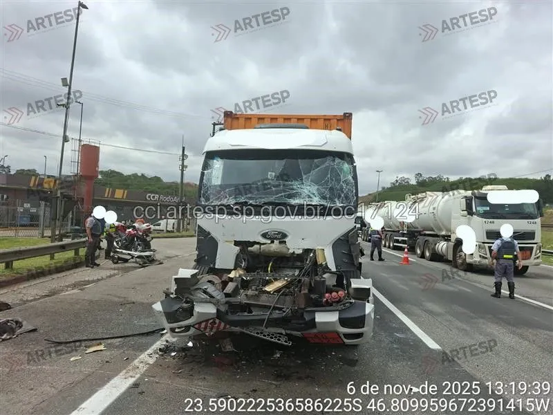 Caminhão Ford Cargo 2429 no Rodoanel em Osasco