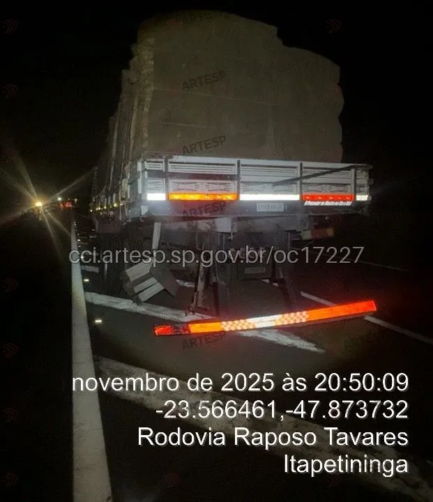 Caminhão L1318 na rodovia Raposo Tavares em Alambari