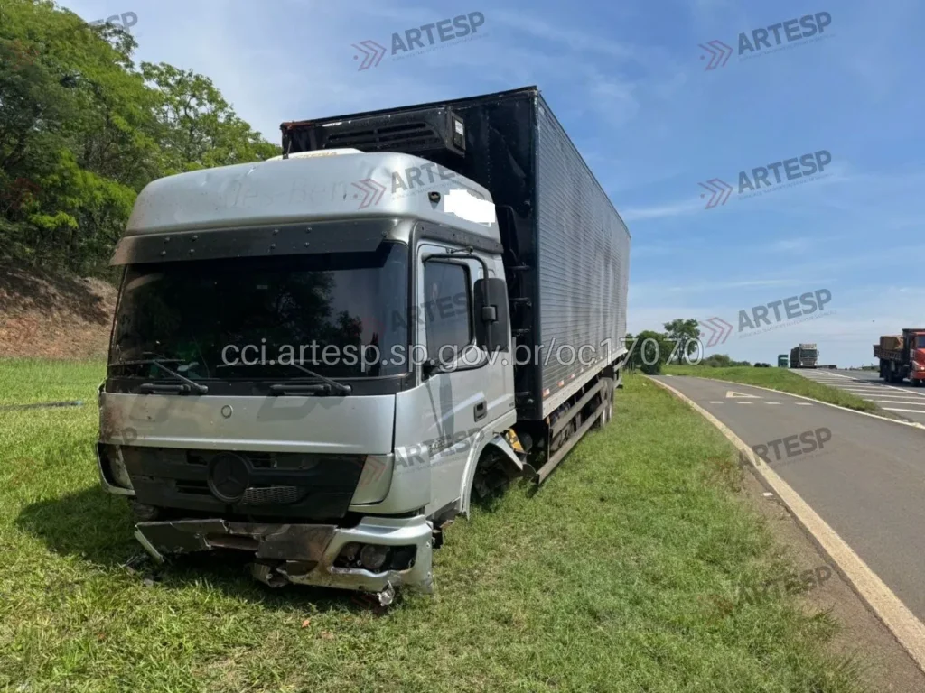 Caminhão Mercedes-Benz 2426 rodovia anhanguera
