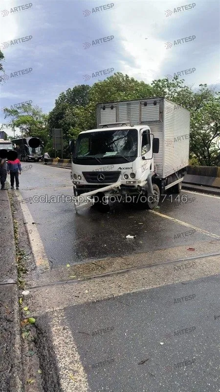 Caminhão Mercedes-Benz Accelo 1016 rodovia anchieta