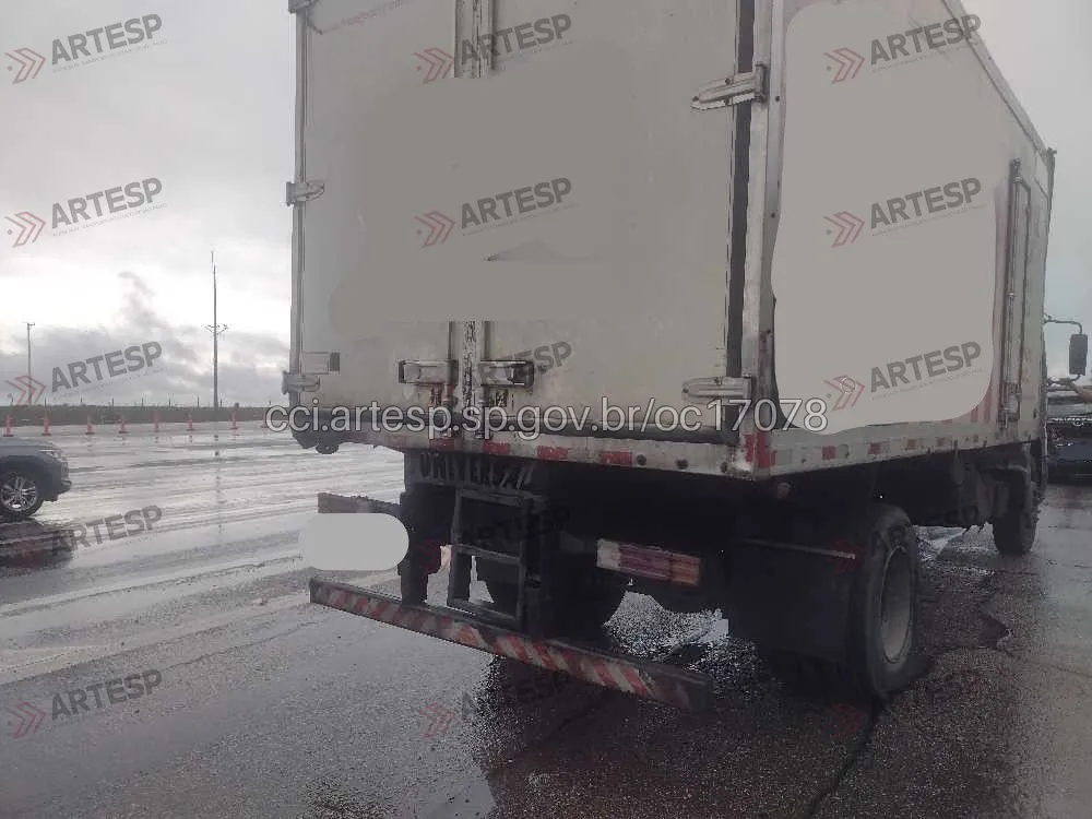 Caminhão Mercedes-Benz Atego castelo