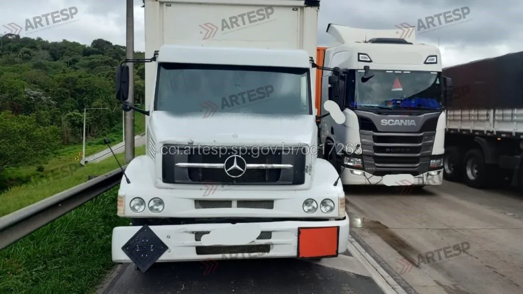 Caminhão Mercedes-Benz L1418 no km 49