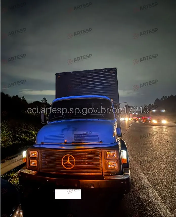 Caminhão Mercedes-Benz no km 29,3 em Caieiras