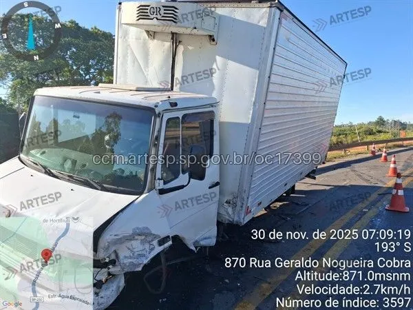 Caminhão Mercedes-Benz rodovia Bunjiro Nakao Cotia