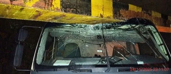 Caminhão VM 270 no km 36 em Cajamar rodovia Anhanguera