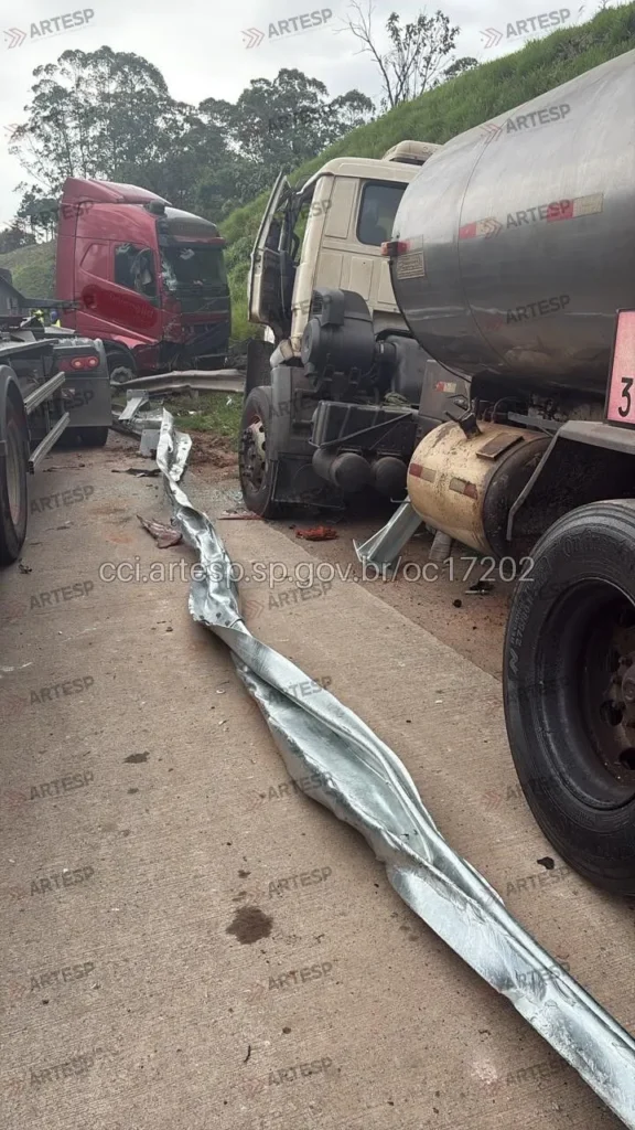 Caminhão Volkswagen 17.220 e cavalo mecânico Volvo FH 540 em Itapecerica da Serra rodoanel