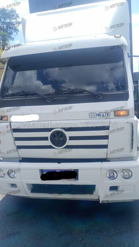 Caminhão Volkswagen 18.310 no km 27,5 em Barueri