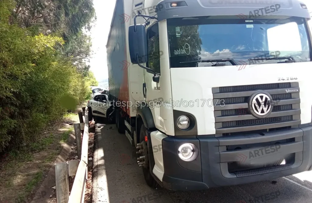 Caminhão Vw 24.280 e automóvel Renault Kwid rodovia castelo branco