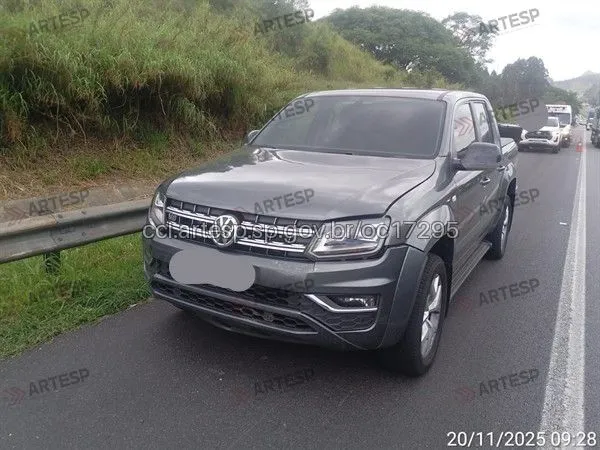 Caminhonete Amarok no km 29 em Caieiras rodovia dos Bandeirantes