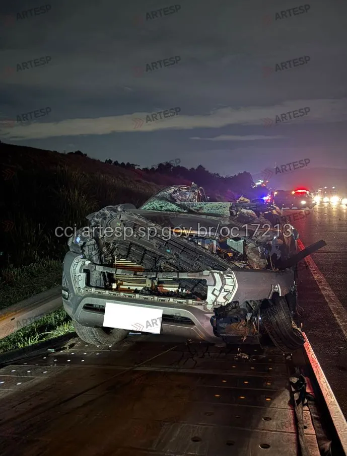 Caminhonete Hillux no km 29,3 em Caieiras rodovia dos Bandeirantes