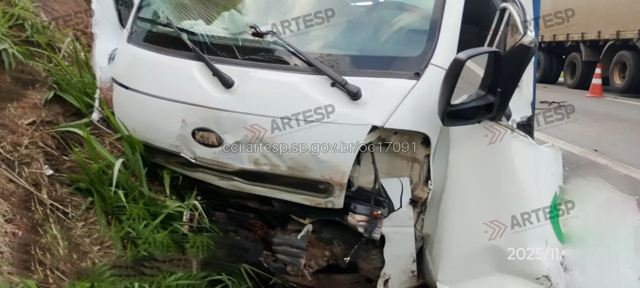 Caminhonete Kia K2500 na rodovia Dom Pedro I em Itatiba