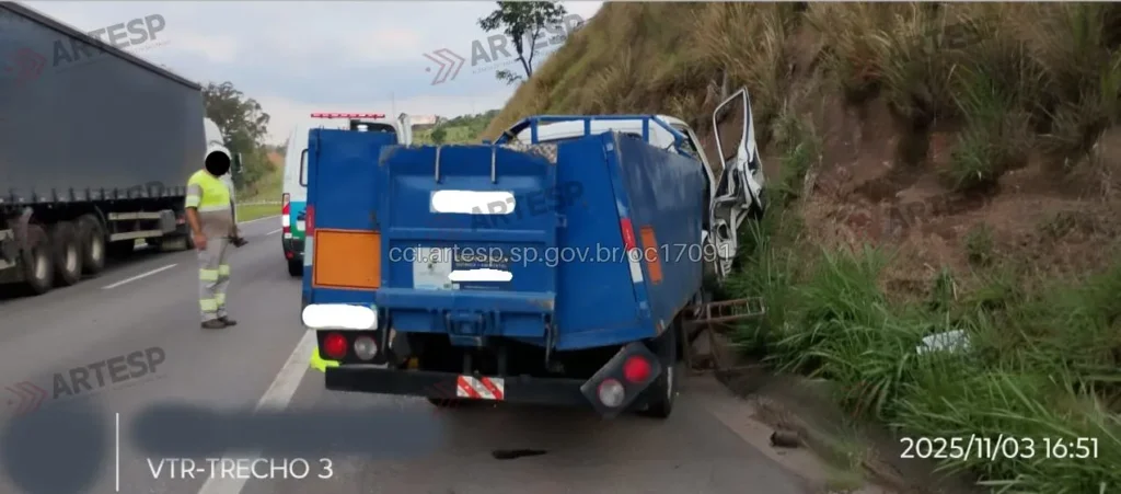 Caminhonete Kia K2500 na rodovia Dom Pedro I em Itatiba