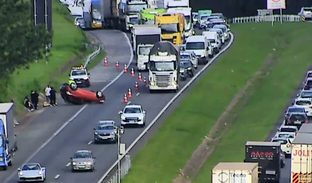 Capotamento de veículo no km 127