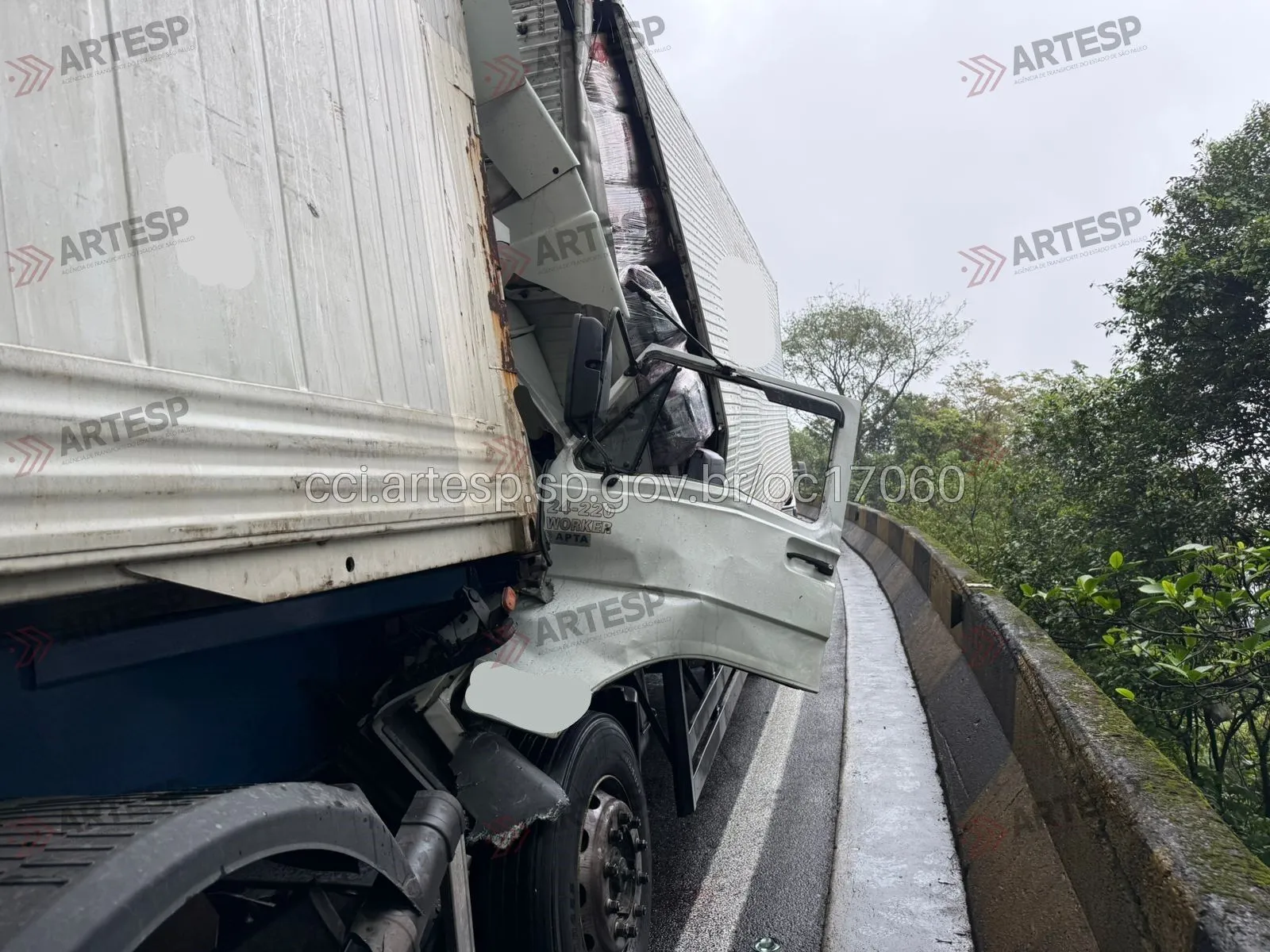 Carreta 25.480 e caminhão 24.220 acidentados na rodovia dos Imigrantes em Cubatão