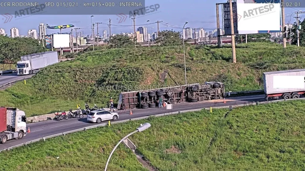 Carreta Axor 2035 no Rodoanel em Barueri