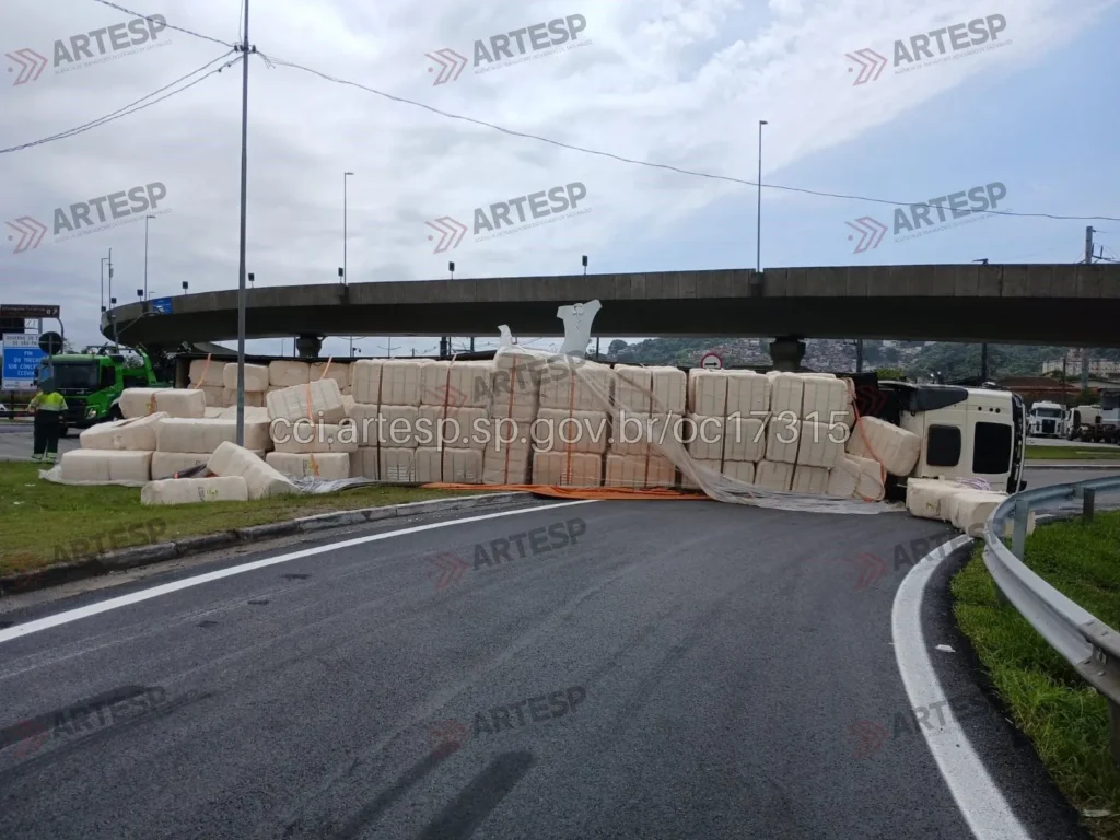 Carreta FH 460 tombada no km 65 entre Santos e Cubatão