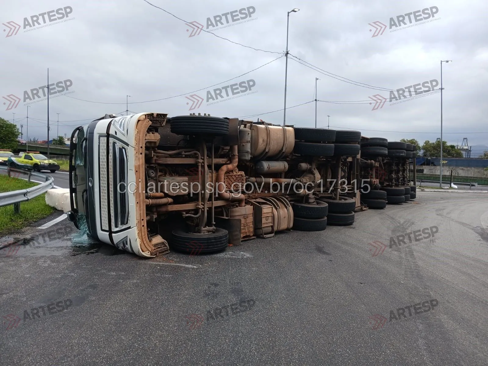 rodovia anchieta Carreta FH 460 tombada no km 65 entre Santos e Cubatão