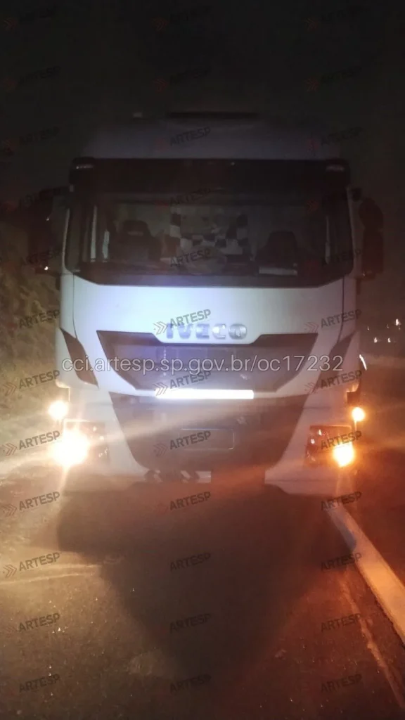Carreta Iveco no km 53,6 em SP