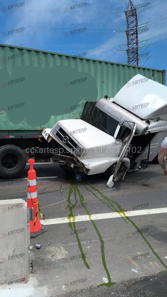 Carreta Mercedes-Benz 1634 na rodovia Padre Manoel da Nóbrega em Praia Grande