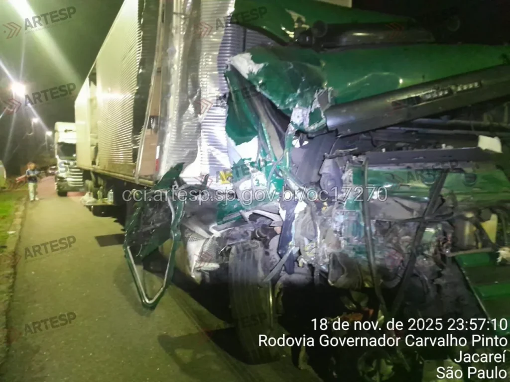 Carreta Scania P114 no km 76 rodovia carvalho Pinto