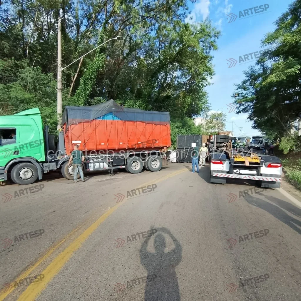 Carreta Scania P360 rodovia Professor Zeferino Vaz