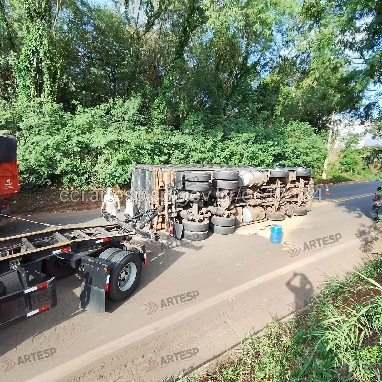 Carreta Scania P360 rodovia Professor Zeferino Vaz