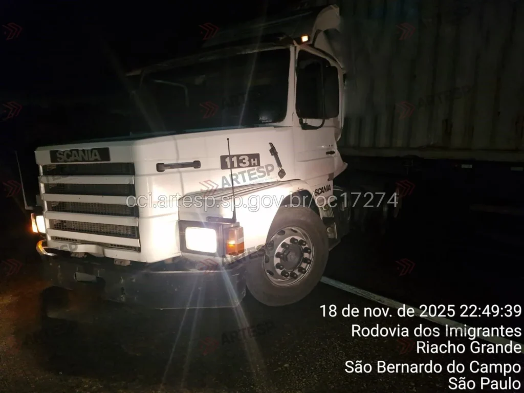 Carreta Scania T113 no km 42 em São Bernardo do Campo rodovia dos Imigrantes