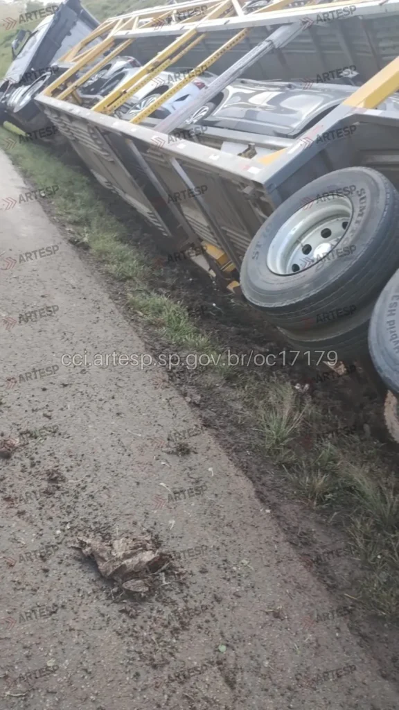 Carreta-cegonha Volvo FH 460 no Rodoanel em SP