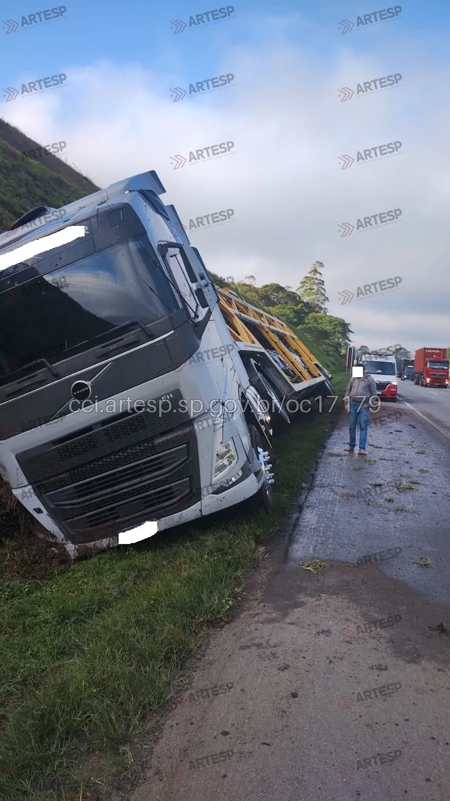 Carreta-cegonha Volvo FH 460 no Rodoanel em SP