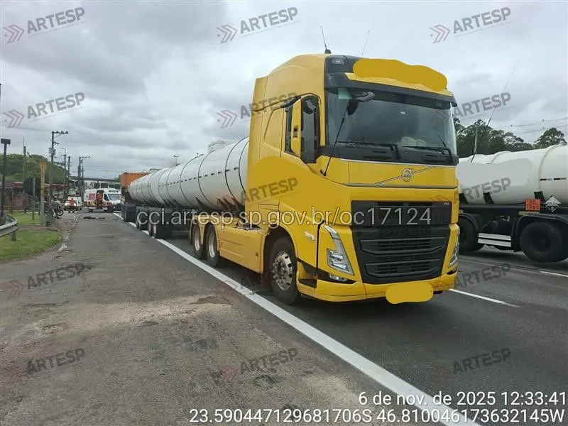 Carreta Volvo FH 540 no Rodoanel em Osasco