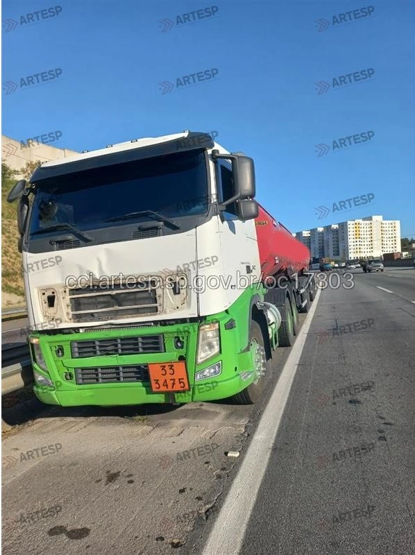 Carreta Volvo no km 21,8 em Osasco